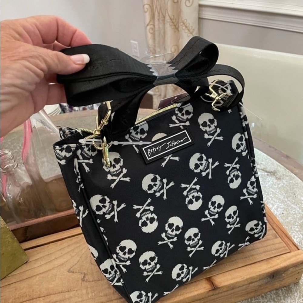 BETSEY JOHNSON BLACK SKULL INSULATED LUNCH TOTE NWT - Picture 2 of 10